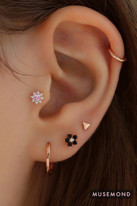 Cute flower ear piercings Minimalist Ear Piercings, Unique Ear Piercings, Ear Peircings, Piercings Ear, Types Of Ear Piercings, Ear Piercings Helix, Cool Ear Piercings, Flower Cute, Pretty Ear Piercings