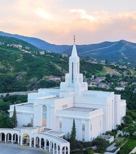 Bountiful Temple, Willow Tree Wedding, Jesus Christ Lds, Lds Temple Pictures, Mormon Temples, Christian Backgrounds, Utah Temples, Temple Pictures, Church Pictures