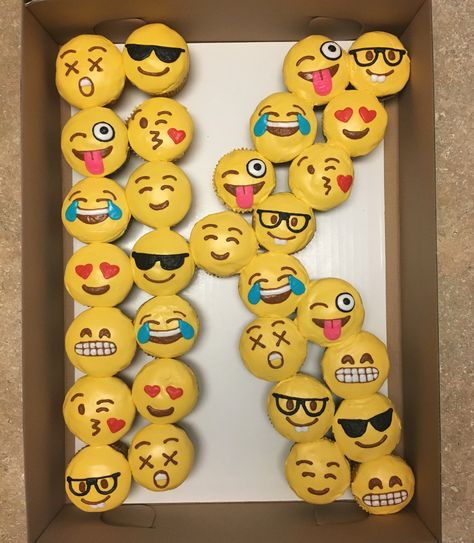 Emoji Birthday Cake, Emoji Cupcakes, Emoji Cake, Pull Apart Cake, Emoji Birthday Party, Girly Birthday, Emoji Birthday, Emoji Party, Cupcake Ideas