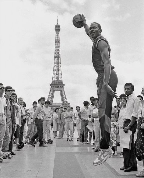 Chigago Bulls, Michael Jordan Wallpaper Iphone, Eiffel Tower In Paris, Tower In Paris, Michael Jordan Basketball, Basketball Photography, Jordan 1s, Basketball Pictures, Paris Eiffel Tower