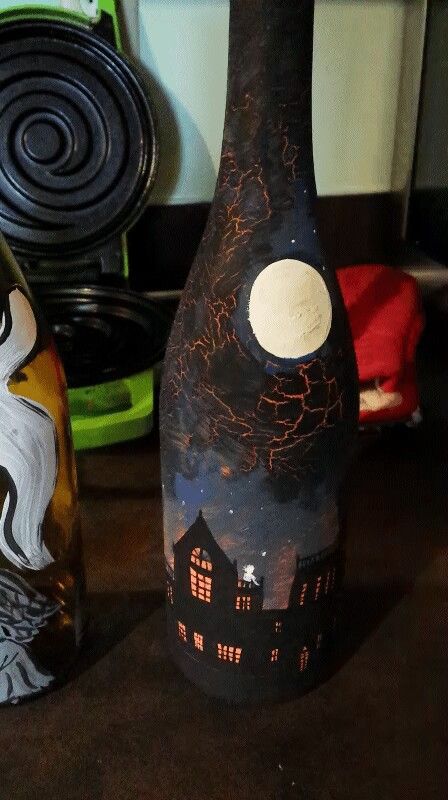 Halloween bottle decoration! Halloween Wine Bottle Crafts, Porta Halloween, Halloween Wine Bottles, Wine Bottle Glasses, Painted Glass Bottles, Halloween Bottles, Painted Bottles, Bottle Decoration, Halloween Wine