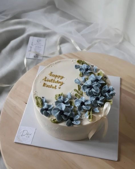 A blue beauty takes its place 🎐🍃 #cakestagram #cakesoffacebook #aesthetics #floralcakes #birthdaycake #cakeart #cakeshop #cakesesigner #fyp #srilanka #spreadlove Darkish Aesthetic, Blue Cake Designs Birthday, Green Flower Cake, White Flower Cake, Birthday Dream, Cakes Design, Aesthetic Yellow, Creative Birthday Cakes, Blue Cakes