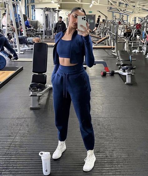 Loose Fitting Gym Outfits, Dress Joggers Outfits, Gym Outfits For Women Sweatpants, Gym Outfits For Women Loose Fit, Loose Gym Outfit, Gym Outfit Joggers, Baggy Gym Outfits For Women, Sweatpants Gym Outfit, Knee Fat Workout