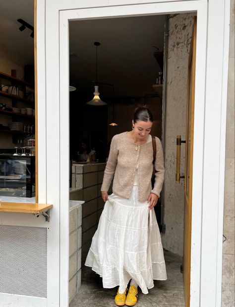 White Skirt Spring Outfit, White Maxi Skirt Street Style, Long Cardigan And Skirt Outfit, Cream Skirt Outfit Fall, How To Style Flowy Skirt, Cardigan Long Skirt Outfit, White Skirt Work Outfit, Long White Skirt Winter Outfit, White Flare Skirt Outfit