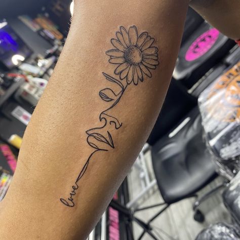 #flowers #tattooideas #tattoo #tattooforwomen #love #facetattoo #face #daisy #sunflowertattoo #sunflower Tattoo Ideas Black People, Tattoos For Black Women, Tattoos Black Women, Girl Tattoo Ideas, Tattoo Ideas Black, Arm Tattoos Black, Pretty Hand Tattoos, Tattoos For Black Skin, Forearm Tattoo Women