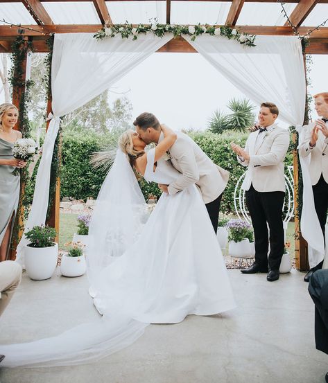 Kissing At The Alter Poses, First Kiss Pose Wedding, Wedding Kiss Pose, First Kiss Wedding Pictures, First Kiss Picture, First Kiss Photo, Wedding First Kiss, Wedding Kisses, First Kiss Wedding