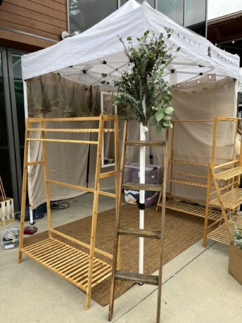 Boutique Craft Fair Set Up, Housing Fair Booth Display Ideas, Market Booth Ideas Display Stands, 8x8 Booth Layout, Small Pop Up Store, Boho Vendor Booth Display, Farmers Market Booth Ideas Design, Plant Market Stall Ideas, Craft Fair Stand