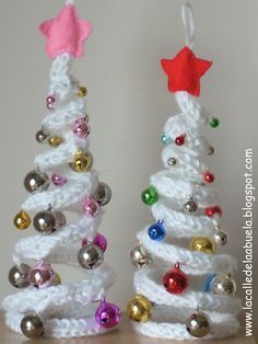 Crochet Spiral Christmas Tree with Ornaments (s) Diy French Knitting, Spiral Christmas Tree, Spool Knitting, French Knitting, Crochet Christmas Decorations, Crochet Christmas Trees, Crochet Ornaments, Finger Knitting, Ornament Tutorial