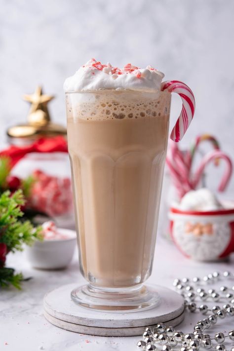 Frappuccino Recipe Starbucks, Starbucks Mocha Frappuccino Recipe, Mocha Frappuccino Recipe, Peppermint Mocha Frappuccino, Homemade Peppermint Mocha, Mocha Frappe Recipe, Starbucks Frappuccino Recipe, Peppermint Mocha Recipe, Mocha Cookie Crumble