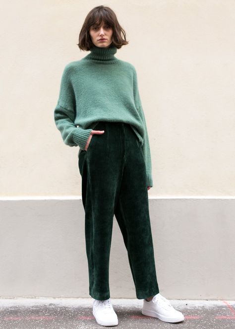 Green Velvet Trousers Outfit, Emerald Green Pants Outfit Winter, Velvet Trousers Outfit Casual, Emerald Green Trousers Outfit, Green Velvet Trousers, Velvet Green Pants Outfit, Green Pants Outfit Winter, Emerald Green Pants Outfit, Green Velvet Pants Outfits