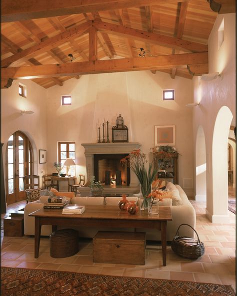 Italian Style Homes Interior, Spanish Style Living Room, Mexican Living Room, Mediterranean House Interior, Spanish Living Room, Spanish Style Home Interior, Portugal House, Modern Mexican Home, Mediterranean Living Rooms