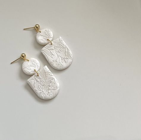 Shimmery white floral print Clay earrings for wedding, bridal shower, parties, elegant jewelry, gold ball post, earrings for bride Clay Bridal Earrings, Polymer Clay Bridal Earrings, Earrings For Bride, Bride Elegant, Neutral Jewelry, Neutral Earrings, Earring Bridal, Earring Inspo, White Flower Print