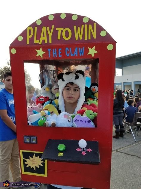 Claw Machine Costume, Creative Halloween Costumes Diy, Bff Halloween Costumes, Homemade Halloween Costumes, Claw Machine, Scary Halloween Costumes, Halloween Costumes Friends, Halloween Costume Contest, Funny Costumes