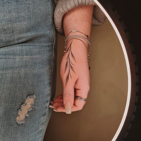 Shop Minimum Tattoo Ideas, Thumb Tattoo Ideas, Thumb Tattoo, Tattoo Main, Side Hand Tattoos, Thumb Tattoos, Hand And Finger Tattoos, Simple Henna Tattoo, Vine Tattoos