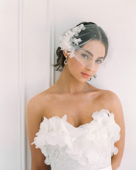 FOLIA The FOLIA veil is a charming take on the classic birdcage veil Drawing inspiration from my love of flowers and fine European textiles this elegantly crafted floral birdcage veil is designed for the modern romantic bride Photographer @ameliasoegijono Stylist/ Director @sarahparkevents Hair & Makeup @craigbeaglehole Florist @alison_samantha_florals Model @evianapana_ Location @summerhope_house #allaboutromancebridal #weddingveils #shortveils #flowerveils #timelesselegance #romant... Veil Drawing, Floral Birdcage, Veil Over Face, Flower Veil, Short Veil, Tulle Veils, Birdcage Veil, Romantic Bride, Elegant Bride