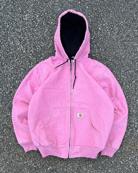 Ww2 • Instagram Pink Carhartt Hoodie, Carhartt Women Outfits Jackets, Carhartt Jacket Outfit Woman, Remake Outfits, Pink Carhartt Jacket, Carhartt Women's Outfit, Carhartt Beanie Outfit, Carhartt Jacket Outfit, Carhartt Active Jacket