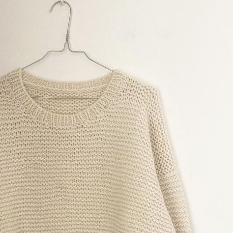 Aurélie Tixier / Design tricot on Instagram: "Voilà le pull spécial démarrer le tricot que je vous proposerai à la rentrée ! Il est tout simple mais en le tricotant vous apprendrez à : Tricoter un pull de haut en bas Monter les mailles Le point mousse Les côtes 1/1 (donc la maille envers en plus de la maille endroit vue au point mousse) Tricoter à plat Passer du tricot à plat au tricot en circulaire Relever les mailles Augmentations Diminutions Rabattre les mailles de façon élastique. Don August 10, Le Point, On Instagram, Instagram