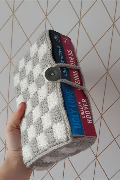 Aesthetic Bookbag, Crochet Book Bag, Crochet Book, Seni 2d, Project Bags, Mode Crochet, Book Holder, Crochet Business, Crochet Design Pattern