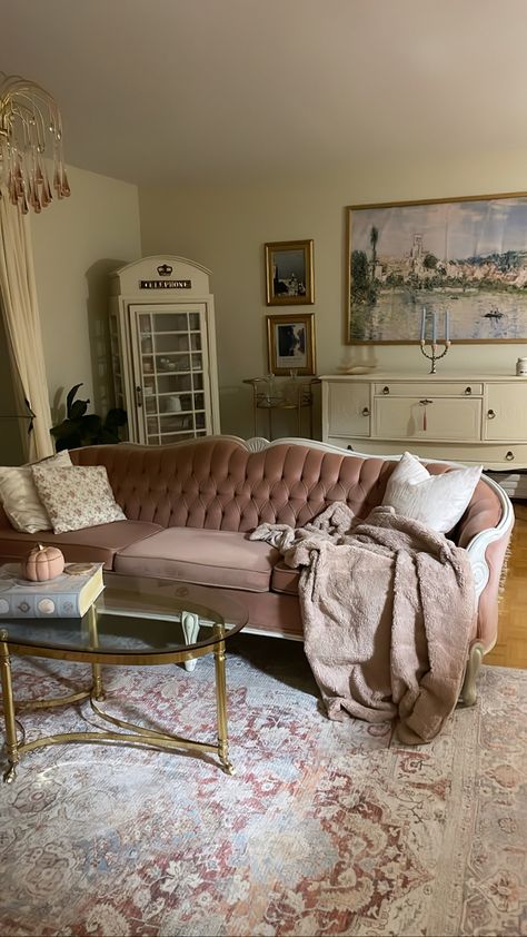 Fancy Couch Living Rooms, Princess Interior Design, Bridgeton Room Aesthetic, Spanish Inspired Apartment, Coquette Living Room Aesthetic, Vintage Couch Aesthetic, Vintage Victorian Living Room, Vintage Studio Apartment Ideas, Pink Vintage Couch