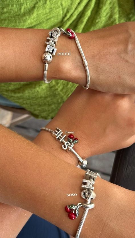 Pandora Best Friend Bracelets, Pandora Me Bracelet, Pandora Bracelet Charms Ideas, Girly Bracelets, Pandora Bracelet Designs, Dope Jewelry Accessories, Best Friend Bracelets, Sweet Jewelry, Jewelry Accessories Ideas