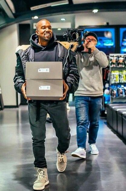 Kanye bringing out the first pair of Yeezy boosts in Soho, NY Yeezy 750 Outfit Men, Yeezy 750 Outfit, Kanye Happy, Yeezy Outfits, Kanye West Songs, Kanye West Outfits, Kanye Fashion, Athletic Boots, Kanye Yeezy