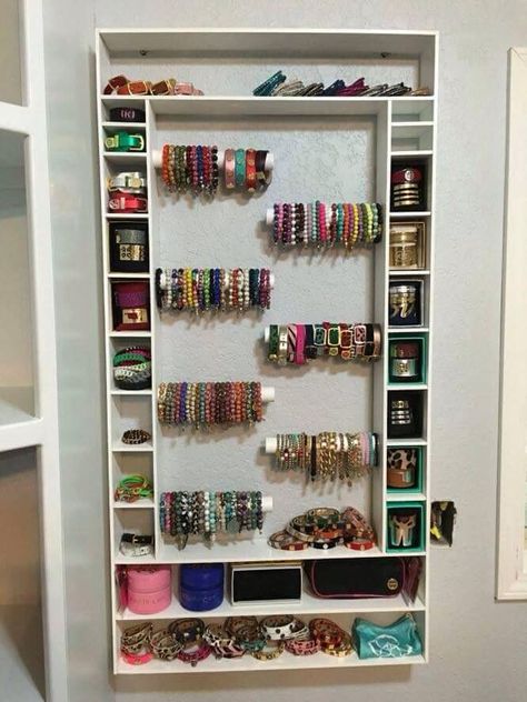 Jewelry Organizer For Shop, How To Organize Jewelry In Closet, Jewelry Store Organization, How To Store Bracelets Ideas, How To Store Bracelets, Ideas For House Decoration, Diy Jewelry Storage Ideas, Bracelet Storage Ideas Diy, Jewelry Storage Diy Clever Ideas