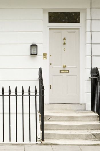 Farrow and Ball - Skimming Stone - Cream front door Exterior Front Door Colors, Exterior Masonry Paint, Exterior Door Colors, White Front Door, Skimming Stone, Pintura Exterior, Farrow And Ball Paint, Exterior Front Doors, White Paint Colors