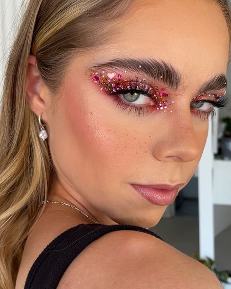 30 Creative Festival Makeup Looks You'll Want To Try Jeweled Makeup, Bejeweled Makeup, Makeup Ideas With Glitter, Gemstone Makeup, Festival Makeup Looks, Ballerina Bride, Karneval Diy, Festive Makeup, Coachella Makeup