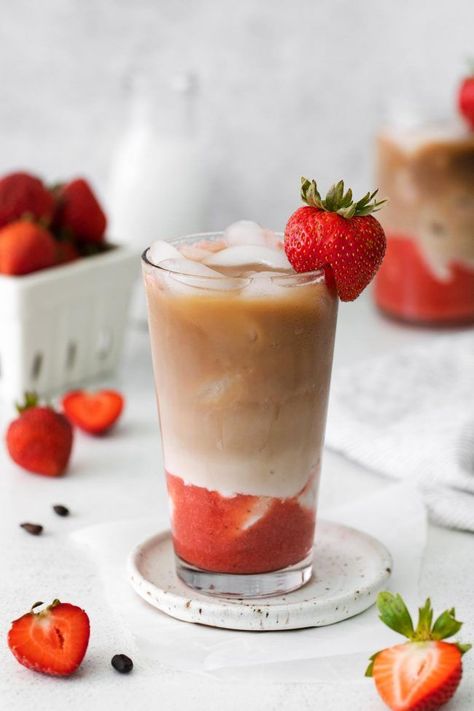 Strawberry Latte, Food Photography Composition, Strawberry Sauce, Strawberry Cream, Latte Recipe, Vanilla Coffee, Chocolate Strawberry, Iced Latte, Bakery Cafe