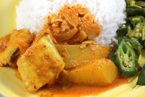 In Goa, Xitt Kodi (Rice & Curry) is the staple diet of every Goan. Goans eat… Goan Curry, Goan Fish Curry, Mango Fish, Easy To Cook Recipes, Curry And Rice, Rice Curry, Goan Food, Rice Fried, Fish Curry Recipe