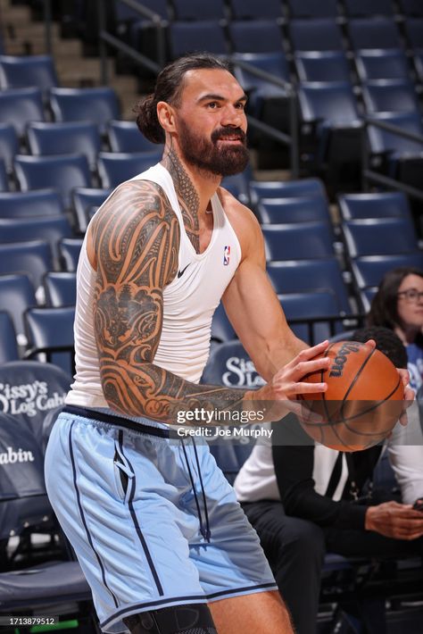 Steven Adams of the Memphis Grizzlies warms up before the game... Fotografía de noticias - Getty Images Steven Adams, Adam 12, Famous Birthdays, Memphis Tennessee, Indiana Pacers, October 8, Memphis Grizzlies, Men's Muscle, The Game