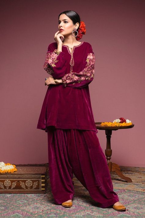 Pinterest: @pawank90 Velvet Pakistani Dress, Velvet Dresses Outfit, Velvet Suit Design, Outfit Ideas 2022, Pakistani Formal Dresses, Velvet Dress Designs, Pakistani Dresses Casual, Velvet Dresses, Salwar Kamiz