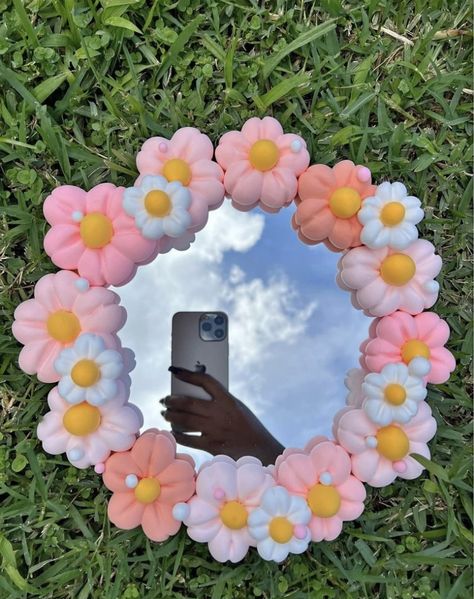 Flower Mirror Aesthetic, Clay Crafts Mirror, Clay Mirror Frame, Diy Cermin, Flower Mirror Diy, Flower Mirror, Air Dry Clay Projects, Clay Diy Projects, Quick Crafts