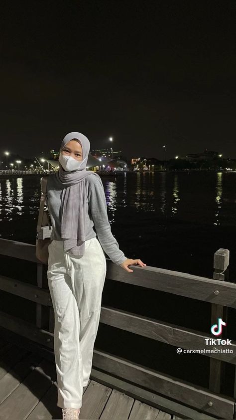 Grey Ootd Hijab, Grey Outfit Hijab, Minimal Outfit Korean, Grey Hijab Outfit, Grey Hijab, Hijab Fits, Army Outfit, Neutral Color Outfits, Outfit Hijab Casual