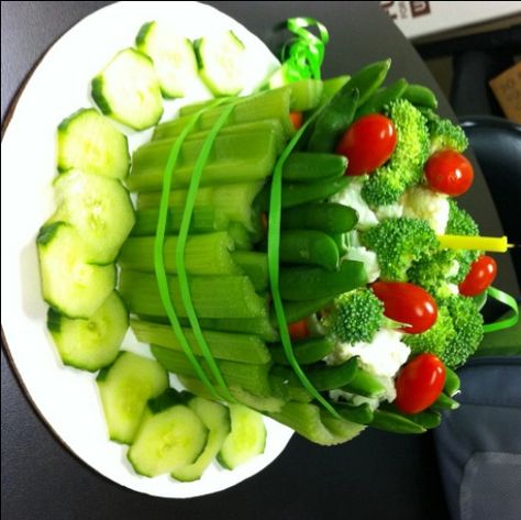 10 Creative Veggie Trays Veggie Cake, Veggie Cakes, Vegetable Cake, Vegetable Tray, Veggie Tray, Food Displays, Party Food Appetizers, Food Presentation, Fruits And Veggies