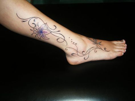 arabesque avec fleur Cute Foot Tattoos, Bracelet Tattoo, Ankle Tattoos For Women, Elements Tattoo, Anklet Tattoos, Ribbon Tattoos, Vine Tattoos, Tattoo Now, Geniale Tattoos