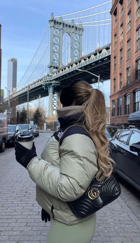 Twilight Town: Golden Hour Atmospheres Seen Across Neighborhoods New York Aesthetic Girl Winter, City Winter Fashion, Winter City Pictures, New York Winter Instagram Pictures, Nyc Winter Photos, Nyc Christmas Photos, Nyc Photoshoot Ideas Winter, New York Aesthetic Winter Outfits, Nyc Winter Photoshoot