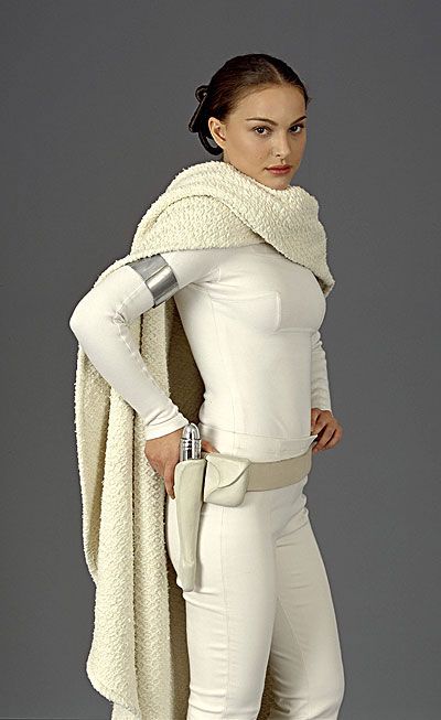 the drape! the cozy factor! perfect cape is perfect (from Confessions of a Seamstress: The Costumes of Star Wars - Padme Amidala) Padme Amidala Costume, Natalie Portman Star Wars, Padme Costume, Star Wars Outfit, Disfraz Star Wars, Star Wars Padme Amidala, Amidala Star Wars, Kostum Halloween, Star Wars Padme