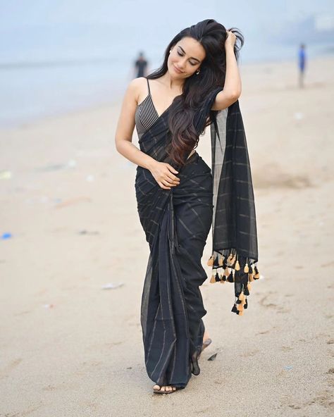 #SurbhiJyoti!🖤 Surbhi Jyoti Saree, Golden Saree, Surbhi Jyoti, Black Saree, Saree Look, Red Outfit, Model Pictures, Indian Wear, All Fashion