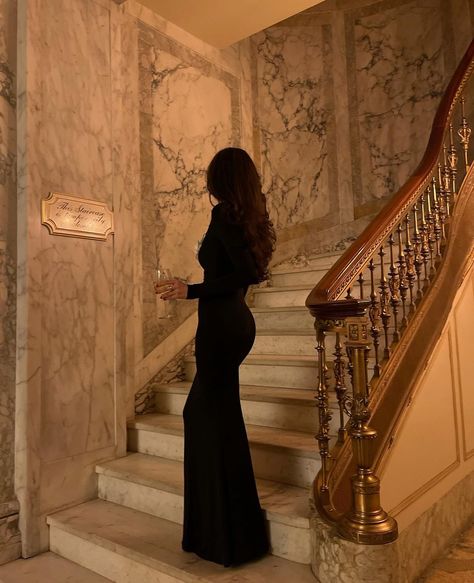 Rich Dark Aesthetic, Old Money Luxury, Classy Man, Nate Archibald, House Dream, Clean Girl Aesthetic, Money Pictures, Vanilla Girl, Classy Girl