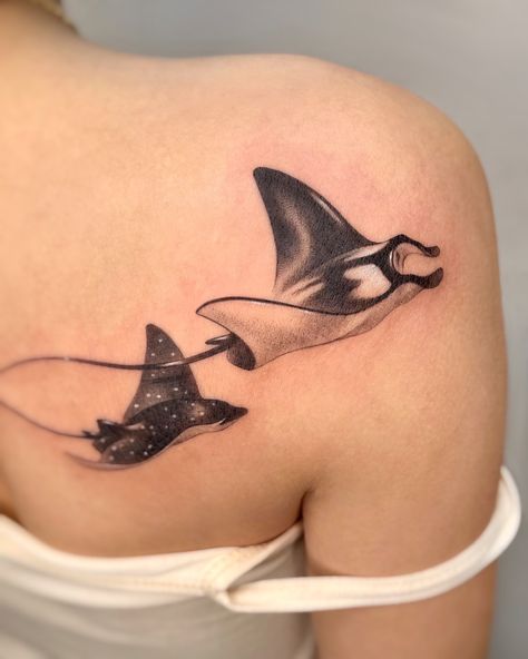 Stingray Leg Tattoo, Manta Ray Tattoo Design, Underwater Tattoos, Animal Tattoo Sleeve, Sting Ray Tattoo, Sea Animals Tattoo, Sea Animal Tattoos, Miniature Tattoo, Manta Ray Tattoo