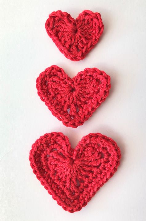 ULTRA QUICK MAKE - free pattern in UK/US crochet terms for these sweet little hearts in three sizes.   Use them for card toppers or to decorate any craft project. Free Heart Crochet Pattern, Crocheted Hearts, Motif Kait, Crochet Valentine Patterns, Crochet Hearts, Crochet Flowers Easy, Crochet Heart Pattern, Valentines Patterns, Crochet Terms