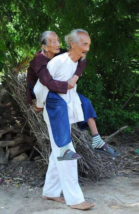 15 parejas que te hacen creer que el amor verdadero existe بر الوالدين, Vieux Couples, Fotografi Urban, Growing Old Together, Old Couples, Old Love, Endless Love, Young At Heart, Photo Couple