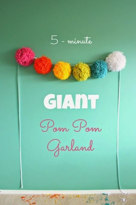 Woodstock Party, Giant Pom Pom, Diy Slinger, Easy Party Decorations, Pom Pon, Pom Garland, Tutorials Diy, Pom Pom Crafts, Easy Parties