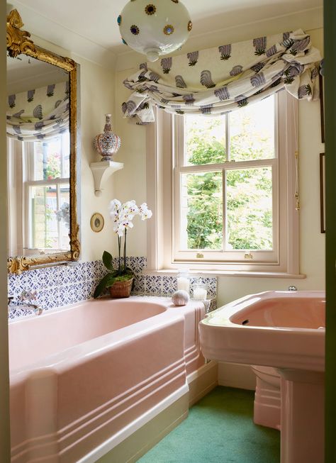 London Cottage, Pink Bathtub, Pink Tub, Vintage Pink Bathroom, Louise Jones, Bold Bathroom, Green Sink, Cast Iron Bath, Glam Pad