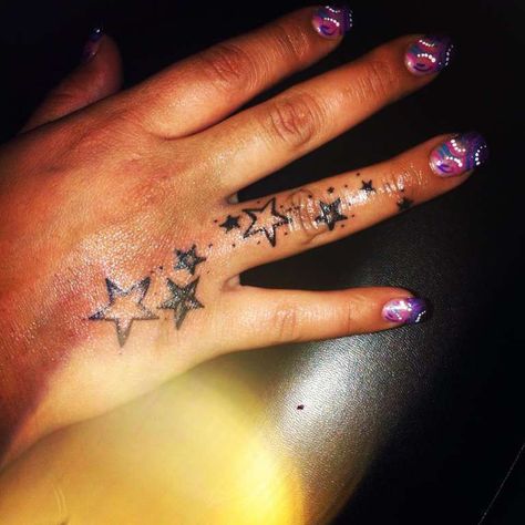 Y2k Finger Tattoo, Hand Star Tattoos For Women, Star On Hand Tattoo, Y2k Tattoo Ideas Hand, Y2k Tattoo Ideas Arm, Star Tattoos Hand, Hand Tattoos Y2k, Star Tattoo On Finger, Hand Star Tattoo