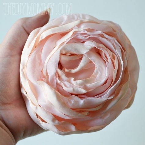 Video Tutorial: Make DIY Fabric Cabbage Roses or Peony Flowers | The DIY Mommy Roses Tutorial, Diy Mommy, Fabric Rosette, Making Fabric Flowers, Diy Flores, Fleurs Diy, Fabric Flower Tutorial, Rose Tutorial, Cloth Flowers