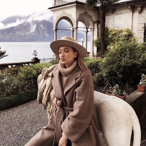 Lake Como Aesthetic, Preppy Style Outfits, Aesthetic Outfits Winter, Villa Monastero, Neutral Winter Outfit, Styling Videos, Preppy Fall Fashion, Preppy Fall Outfits, Herringbone Coat