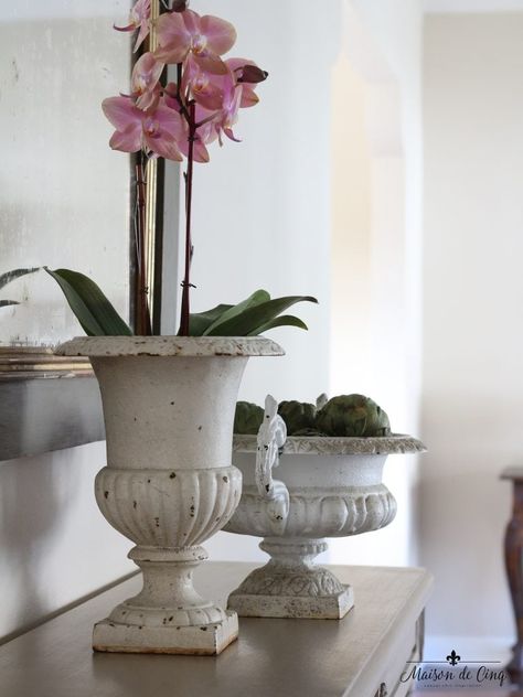 Simple but Elegant Spring Decorating Ideas! Urn Decor Ideas, Traditional Family Rooms, French Design Style, Country Living Room Furniture, Spring Living Room Decor, French Country Rug, Spring Living Room, Spring Decorating Ideas, French Designs