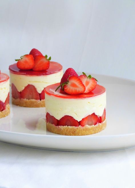 Fraisier Recipe, Fraisier Cake, Great British Chefs, Small Cakes, Small Desserts, Fancy Desserts, Mini Desserts, Trifle, Pavlova